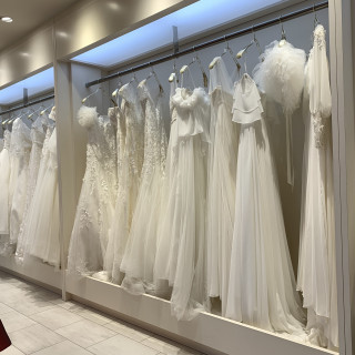 併設するドレスショップのウエディングドレス