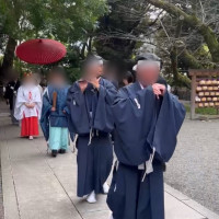 挙式は新郎新婦と親族が参道を歩き、入場