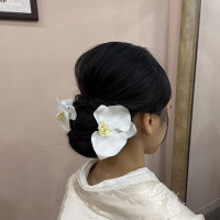 胡蝶蘭の髪飾(造花)を会場で購入。¥3,900/個