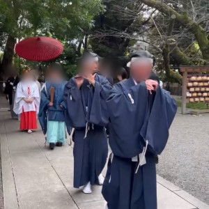 挙式は新郎新婦と親族が参道を歩き、入場|774437さんの乃木神社・乃木會館の写真(2556507)
