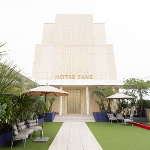 チャペル前のガーデン|774441さんのノートルダム大阪ONE/FIVESTAR WEDDINGの写真(2554436)