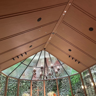 緑とシャンデリアが可愛いチャペルです