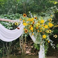 挙式会場の後方にひまわりのアーチをつくりました
