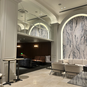 ここでゲストは受付後にくつろぎます|774473さんのアーフェリーク白金/テイクアンドギヴ・ニーズウェディングの写真(2555867)