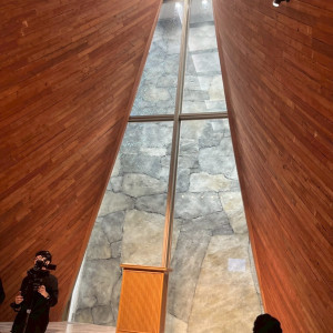 壁面は水が流れている|774473さんのアーフェリーク白金/テイクアンドギヴ・ニーズウェディングの写真(2555863)