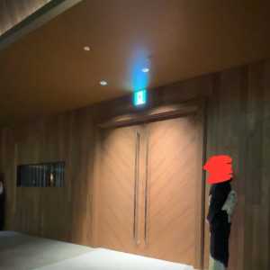 チャペル入場時のライトアップ|774476さんのアルモニーソルーナ表参道/テイクアンドギヴ・ニーズウェディングの写真(2562897)