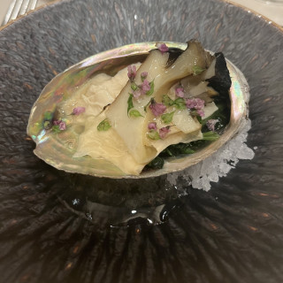 下にある岩塩につけて食べるとより美味しい