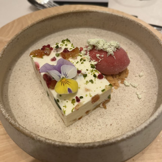 ドライフルーツが入ったチーズケーキ？だった。とてもオシャレ！