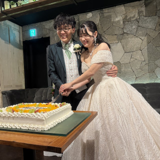 ケーキ入刀。結婚式でも行ったが何度でも盛り上がります