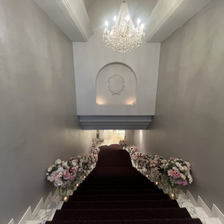 披露宴会場に行くまでの階段です。お花がとっても素敵でした。