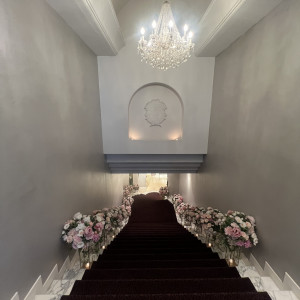 披露宴会場に行くまでの階段です。お花がとっても素敵でした。|774494さんのザ クラブ オブ エクセレントコーストの写真(2554796)