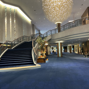 ブルーの絨毯と照明が印象的なロビーでした。|774542さんの明治神宮・明治記念館の写真(2555477)