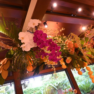 メインテーブル装花 天井|774565さんのTHE SODOH HIGASHIYAMA KYOTO(ザ ソウドウ 東山 京都)の写真(2555021)