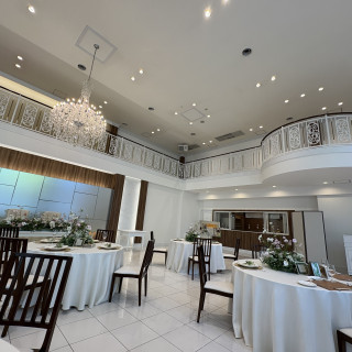 白が基調の会場