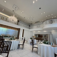 白が基調の会場