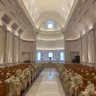 白を基調とした上品で開放的な挙式会場