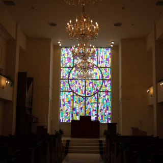 ステンドグラスに光が入り綺麗です