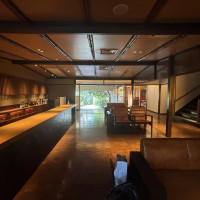 カウンターからウェルカムドリンクが出て来ます。