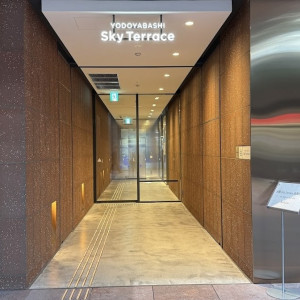 会場のある展望フロアに行くエレベーターここからのは2機|774728さんのuneの写真(2555646)