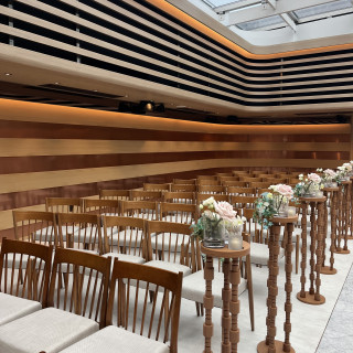 チャペルのお席は椅子タイプ。お花の変更可能です。