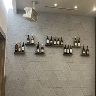 披露宴会場にお酒のインテリアがありました。