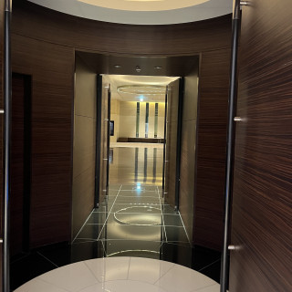 チャペルを出たところの広場。
天井のライトは月のイメージ