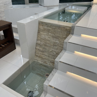 チャペルサイドにお水が流れていて優雅でした。