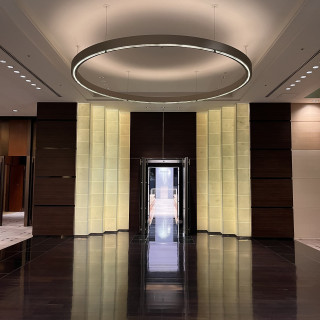 チャペル前の天井の丸は、結婚指輪をイメージしているそうです