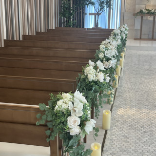 チャペルの椅子横のお花は、コーディネート可能だそうです