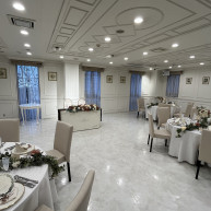 白基調の披露宴会場。
広さを感じました。