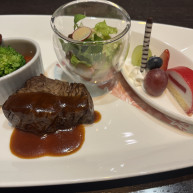 メインのお料理です。お肉が美味しかったです。