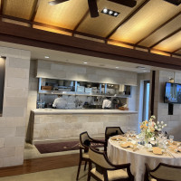 バリには一番大きなオープンキッチンが広々とありました