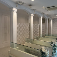 チャペル入場はすりガラスの裏側から。