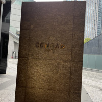 コンラッド東京ロゴ、玄関入り口のところにあります