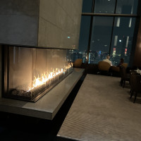 控えにも使えるラウンジには本物の暖炉がありました。