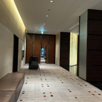 披露宴会場前の広場です。椅子がありがたいです。