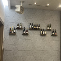 披露宴会場にお酒のインテリアがありました。