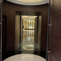 チャペルを出たところの広場。
天井のライトは月のイメージ