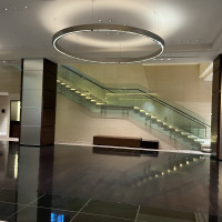 チャペル前、披露宴会場へと繋ぐ長い階段です。