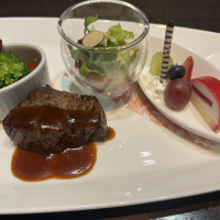 メインのお料理です。お肉が美味しかったです。