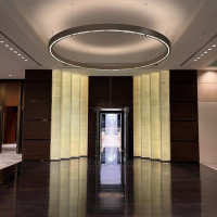 チャペル前の天井の丸は、結婚指輪をイメージしているそうです