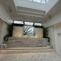 チャペルを出たフリースペースにも木と天窓があります