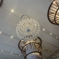 チャペルの大きなシャンデリア