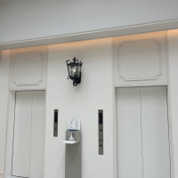 チャペル出てすぐのフリースペースにエレベーターがあり玄関へ。