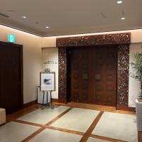 バリの会場の扉です。
雰囲気ありますね