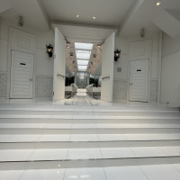 チャペルの扉を開けると長めの階段があります