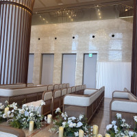 チャペルの席はソファでゆったりしています。