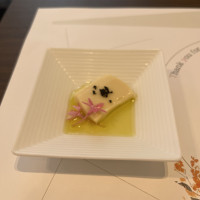 はちみつのくず餅とオリーブオイルのオリジナル料理です。