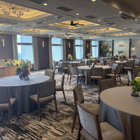 オープンキッチンのある方の披露宴会場。