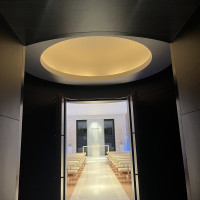 チャペルの入り口。月イメージのライトが素敵です。